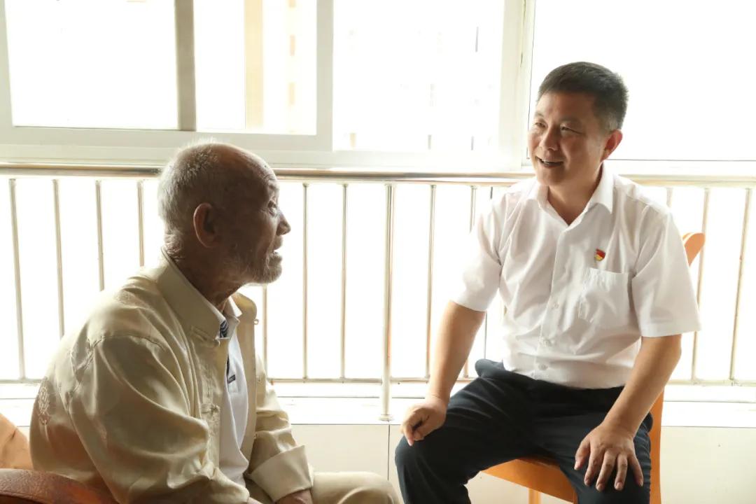 张向阳走访慰问老党员、困难群众