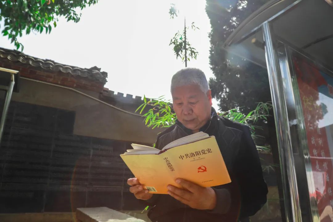 义务讲解员老梁的“红色情结”
