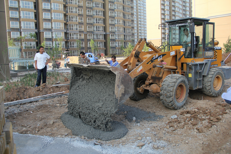小区道路硬化正在加紧施工.JPG