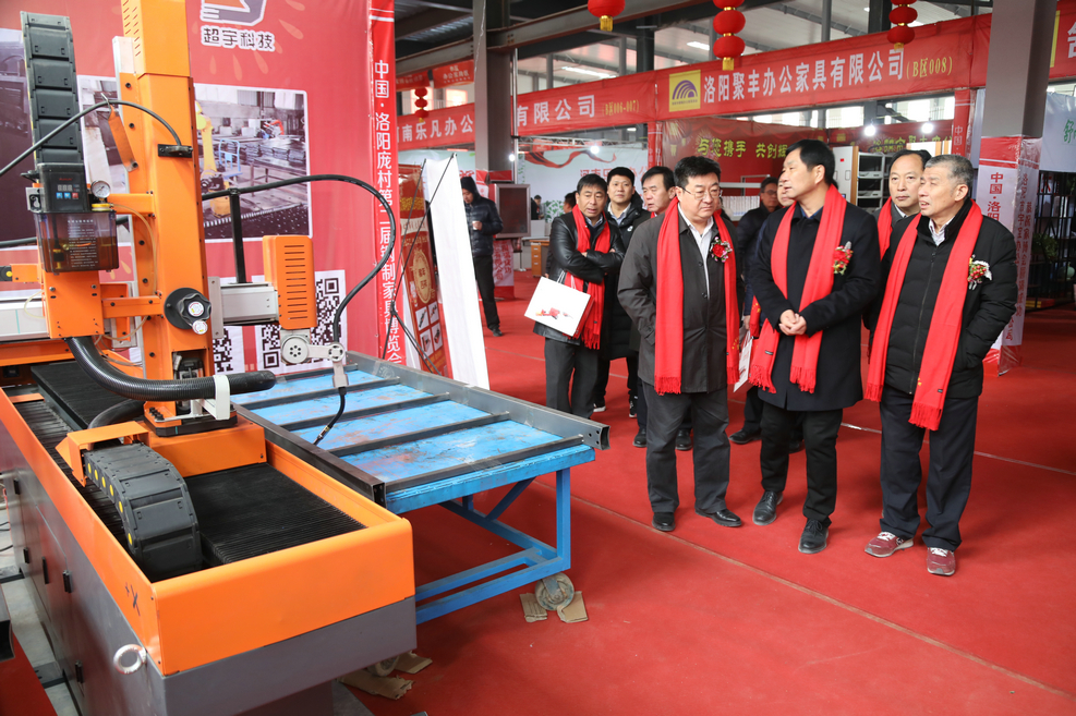 6相关领导参观展馆.JPG