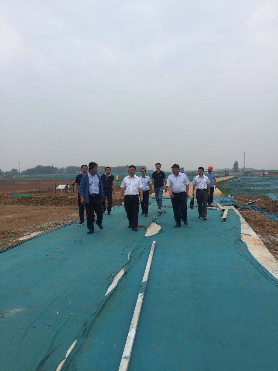 张向阳书记陪同市政府张捍卫秘书长到西韩立交项目、热源厂、奥体中心、科技馆等项目现场调研