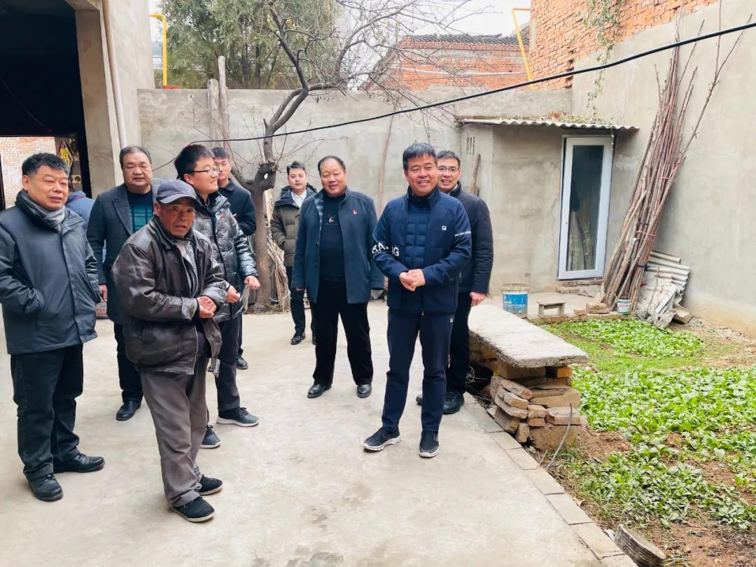 何武周调研脱贫攻坚和国土绿化工作